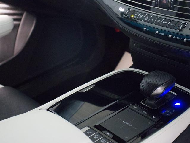 ＬＳ ＬＳ５００ｈ　Ｆスポーツ　（禁煙車）（ワンオーナー）（後期型）（ＴＲＤカスタム）（サンルーフ）（銀影ラスター）（デジタルインナーミラー）（パノラミックビュー）（Ｆスポーツ専用黒×白本革シート）（セーフティシステム＋Ａ）（37枚目）