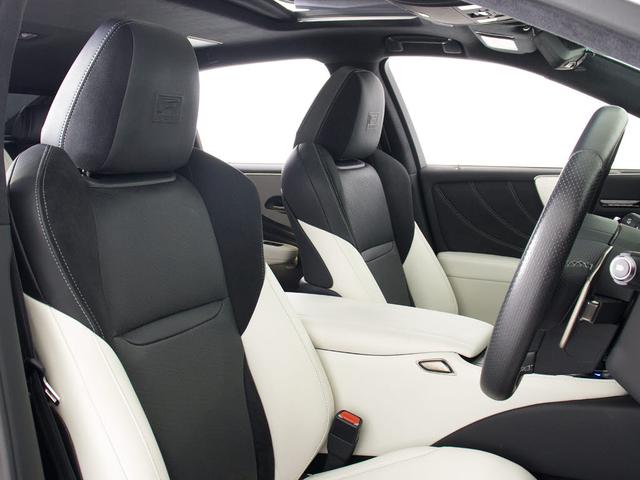 ＬＳ ＬＳ５００ｈ　Ｆスポーツ　（禁煙車）（ワンオーナー）（後期型）（ＴＲＤカスタム）（サンルーフ）（銀影ラスター）（デジタルインナーミラー）（パノラミックビュー）（Ｆスポーツ専用黒×白本革シート）（セーフティシステム＋Ａ）（42枚目）