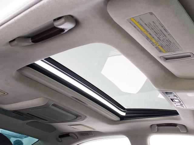 ★人気装備のサンルーフ！様々なドライブシーンで活躍してくれます！！開放感ある車内空間は気持ちがいいですよ！