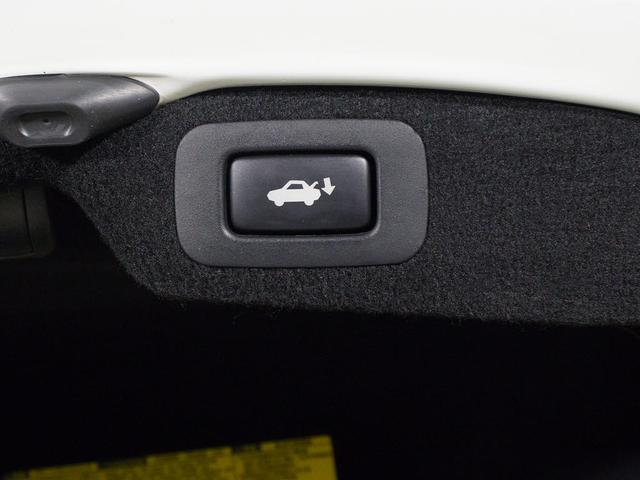 スイッチ操作でトランクリッドの自動開閉が行えます。電子キー本体のワイヤレス機能や運転席のスイッチからでもオープン操作が可能です！高級車ならではの快適装備です！！