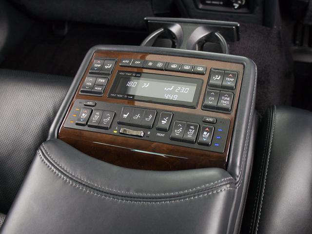 ★後席もＶＩＰ装備！後席センターコンソールの画像です！こちらのお車には、後席にもパワーシートが装備されています！更にオーディオなども後席から操作出来るなど豪華！ゲストに喜んで頂ける装備ですね！