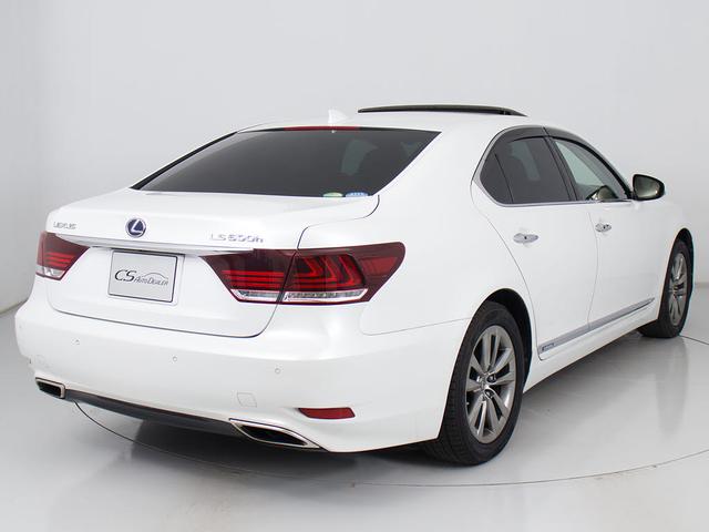 個性的なリアビューで御座います。精悍な佇まいは高級車ならではです。