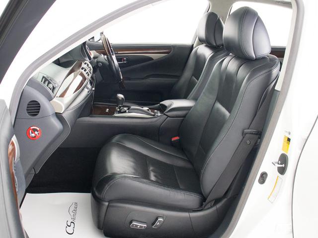 高級感をさらに高める黒本革シート搭載！！今では三大人気装備の一つとなり車内状態もとても良好です。お好みのシートカラー（赤、白、青等々）への変更も可能となります。