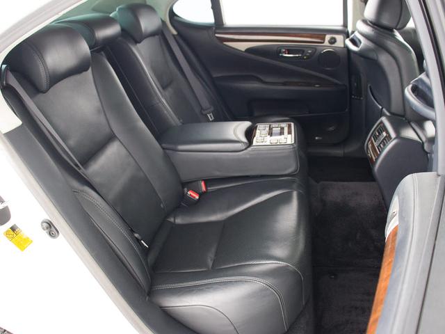 ★後席もＶＩＰ装備！後席センターコンソールの画像です！こちらのお車には、後席にもパワーシートが装備されています！更にオーディオなども後席から操作出来るなど豪華！ゲストに喜んで頂ける装備ですね！