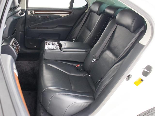 ★後席もＶＩＰ装備！後席センターコンソールの画像です！こちらのお車には、後席にもパワーシートが装備されています！更にオーディオなども後席から操作出来るなど豪華！ゲストに喜んで頂ける装備ですね！