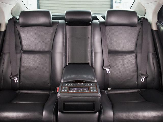 ★後席もＶＩＰ装備！後席センターコンソールの画像です！こちらのお車には、後席にもパワーシートが装備されています！更にオーディオなども後席から操作出来るなど豪華！ゲストに喜んで頂ける装備ですね！