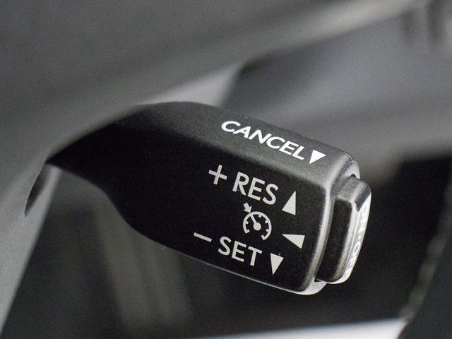 【オートクルーズコントロール】搭載。アクセル操作なしでも車が自動でスピードを保ってくれる機能です長距離の高速は楽々です