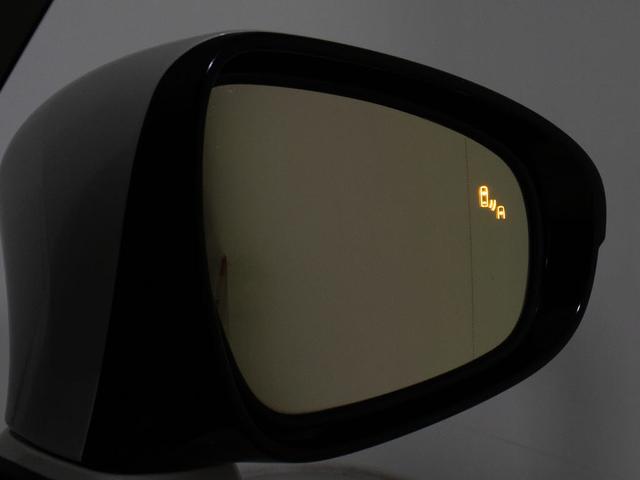 ＢＳＭ（ブラインドスポットモニタ）！隣の車線を走る車両をレーダーで検知し、ドアミラーでは確認しにくい後側方エリアに存在する車両に加えて、急接近してくる車両も検知します。