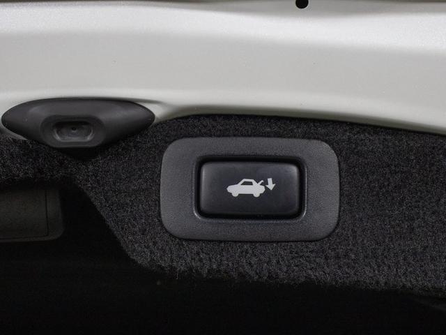 スイッチ操作でトランクリッドの自動開閉が行えます。電子キー本体のワイヤレス機能や運転席のスイッチからでもオープン操作が可能です！高級車ならではの快適装備です！！