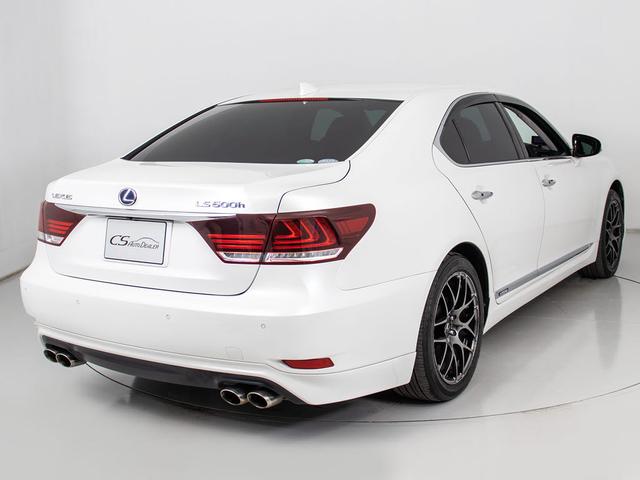 個性的なリアビューで御座います。精悍な佇まいは高級車ならではです。