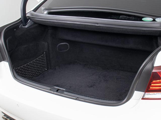 トランクが狭いと思っておりませんか？実際は大容量トランクです！旅行等の長距離ドライブも快適です！また、屋根付きスペースを完備しておりますので、夜間でも、雨でも雪の日だってゆっくりご覧頂けます。