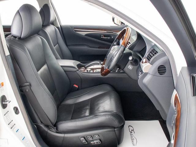 高級感をさらに高める黒本革シート搭載！！今では三大人気装備の一つとなり車内状態もとても良好です。お好みのシートカラー（赤、白、青等々）への変更も可能となります。