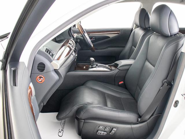 オットマン搭載！！足を伸ばしても当たらない？？そんな快適特別空間です！！車内状態良好な１台で御座います！！