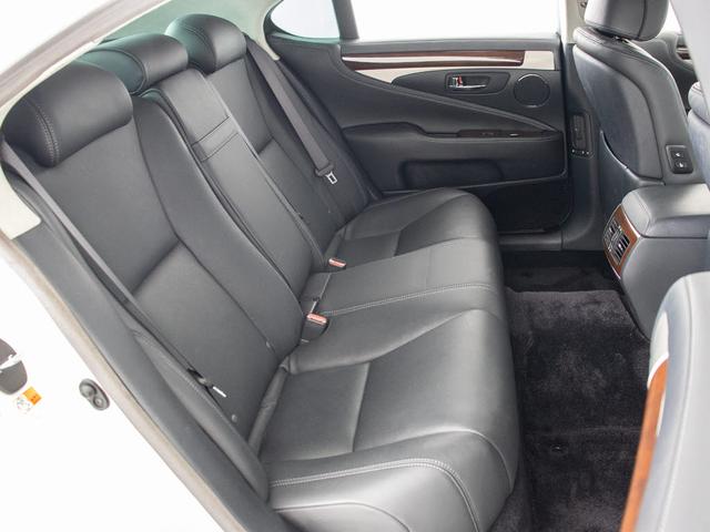 赤革、茶革、黒革、白革、黒×赤コンビ革・・・お好みの色で新品本革シートを作成できます！オリジナル本革でカーライフを満喫はいかがでしょうか？ご興味ある方は、デザイン等含め当社までお問い合わせください！