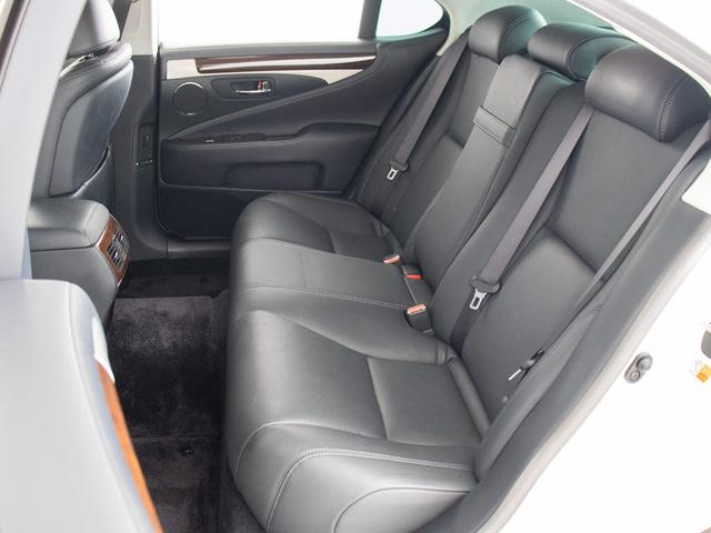 赤革、茶革、黒革、白革、黒×赤コンビ革・・・お好みの色で新品本革シートを作成できます！オリジナル本革でカーライフを満喫はいかがでしょうか？ご興味ある方は、デザイン等含め当社までお問い合わせください！