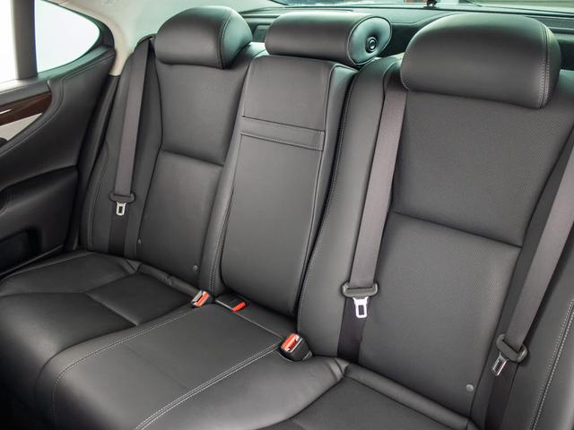 赤革、茶革、黒革、白革、黒×赤コンビ革・・・お好みの色で新品本革シートを作成できます！オリジナル本革でカーライフを満喫はいかがでしょうか？ご興味ある方は、デザイン等含め当社までお問い合わせください！