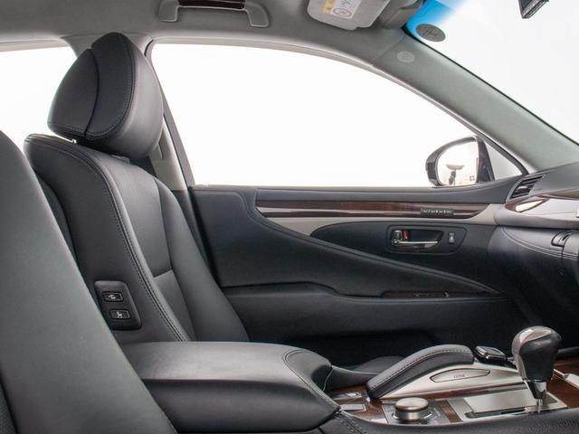 高級感をさらに高める黒本革シート搭載！！今では三大人気装備の一つとなり車内状態もとても良好です。お好みのシートカラー（赤、白、青等々）への変更も可能となります。