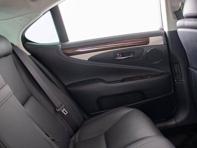 赤革、茶革、黒革、白革、黒×赤コンビ革・・・お好みの色で新品本革シートを作成できます！オリジナル本革でカーライフを満喫はいかがでしょうか？ご興味ある方は、デザイン等含め当社までお問い合わせください！