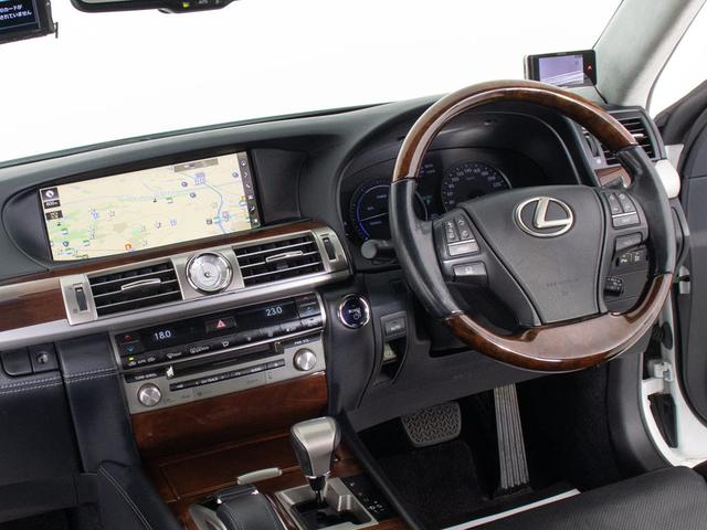 ★使いやすさや安全性を追求したステアリング周り！高級車ゆえにスイッチ類が多いのも特徴ですね！考え尽くされた配置ですぐに使いこなす事が出来ますのでご安心下さい！是非、体感してみて下さい！！