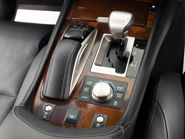 シフト周りです。スッキリとしつつも高級感や操作性を損なわない作りとなって参ります。