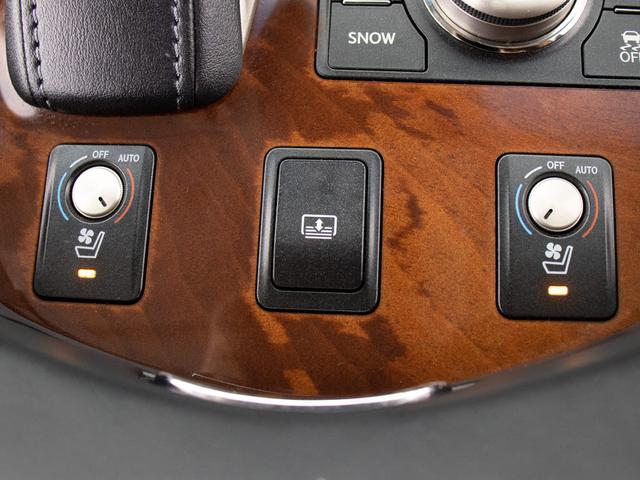 ★快適エアシート＆シートヒーターを装備しています！高級車ならではの装備です！シートが暖まる機能！シートから冷風が出る機能！どちらも付いています！！寒い冬も、暑い夏も快適にご乗車頂けますよ！！