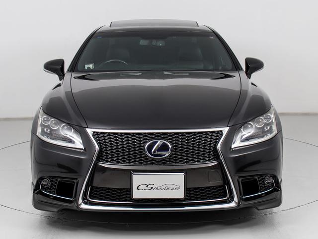 禁煙車です！室内は嫌なニオイも無く、すごく綺麗な状態です！禁煙車・・特にセダンタイプのお車では少ないですよね！！タバコのニオイが苦手なお客様必見です！快適にご乗車頂けます！！