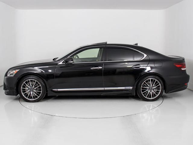 ★ＴＲＤフルエアロ装着車！純正のボディーラインを残しながらもスポーティーな印象を与えてくれます！