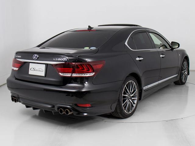 ＴＲＤフルエアロ＆４本出しマフラーが装着されています！お好みはいかがですか？今付いているデザイン以外にも、各ブランドのエアロを格安にてお取付け出来ます！又、エアロを外してノーマル状態にする事も出来ます