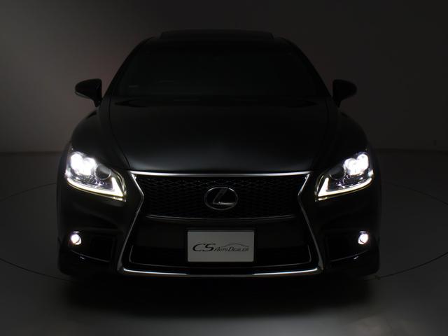 フロントビューの存在感をご覧ください！！ヘッドライトは視界良好のライト、さらにフォグライト搭載。デザイン性も高いのが特権です。