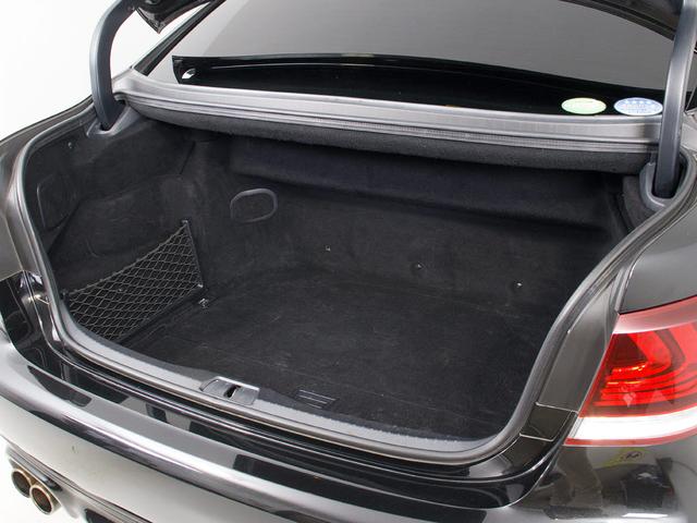 トランクが狭いと思っておりませんか？実際は大容量トランクです！旅行等の長距離ドライブも快適です！また、屋根付きスペースを完備しておりますので、夜間でも、雨でも雪の日だってゆっくりご覧頂けます。