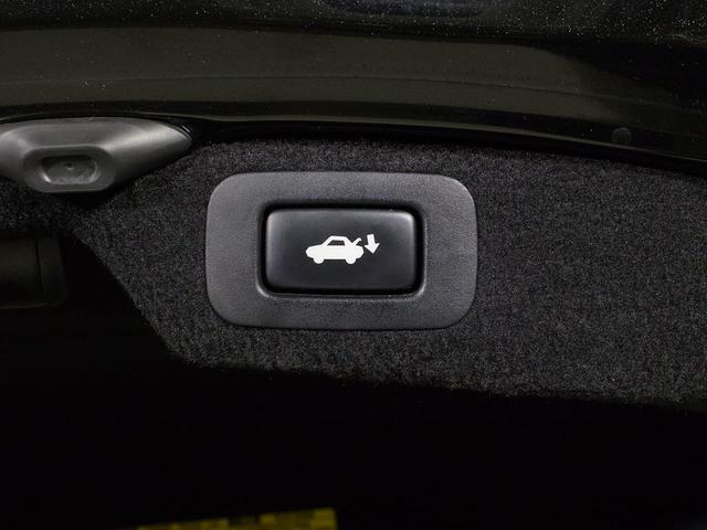 スイッチ操作でトランクリッドの自動開閉が行えます。電子キー本体のワイヤレス機能や運転席のスイッチからでもオープン操作が可能です！高級車ならではの快適装備です！！
