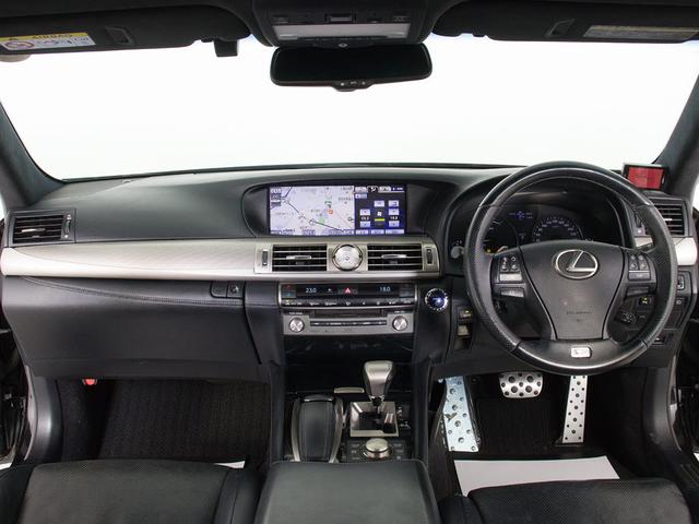 禁煙車です！室内は嫌なニオイも無く、すごく綺麗な状態です！禁煙車・・特にセダンタイプのお車では少ないですよね！！タバコのニオイが苦手なお客様必見です！快適にご乗車頂けます！！