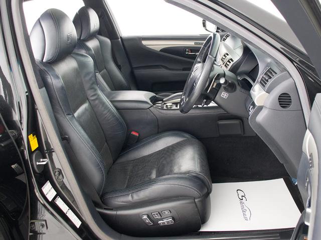 高級感をさらに高める黒本革シート搭載！！今では三大人気装備の一つとなり車内状態もとても良好です。お好みのシートカラー（赤、白、青等々）への変更も可能となります。