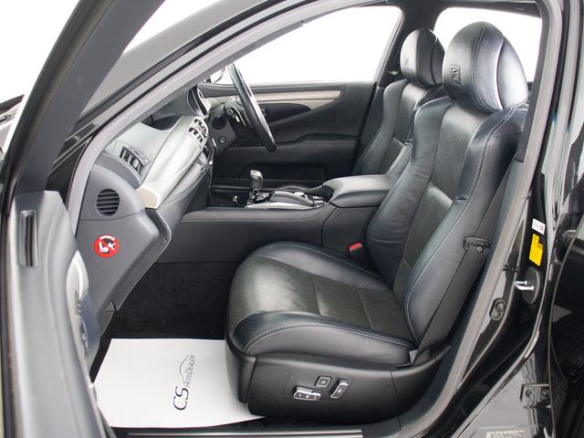 高級感をさらに高める黒本革シート搭載！！今では三大人気装備の一つとなり車内状態もとても良好です。お好みのシートカラー（赤、白、青等々）への変更も可能となります。