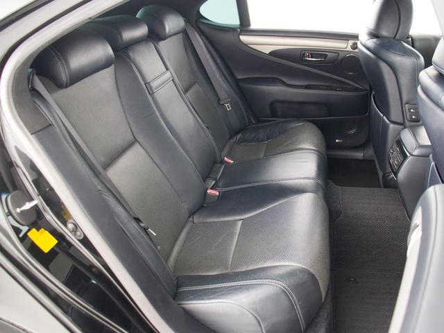 Ｆスポーツ専用本革シート！！お好みはいかがですか？当社では、お好みの色で新品本革シートを作成することもできます！！