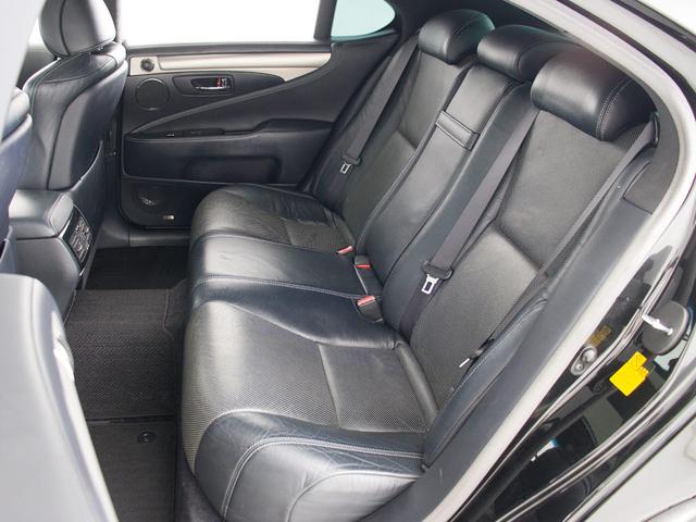 Ｆスポーツ専用本革シート！！お好みはいかがですか？当社では、お好みの色で新品本革シートを作成することもできます！！