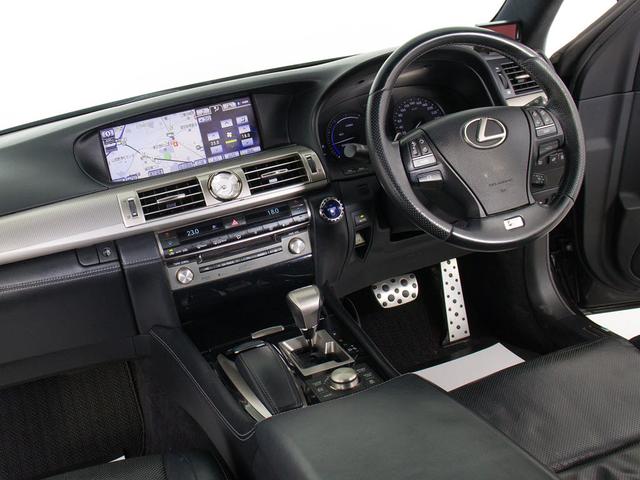 ★使いやすさや安全性を追求したステアリング周り！高級車ゆえにスイッチ類が多いのも特徴ですね！考え尽くされた配置ですぐに使いこなす事が出来ますのでご安心下さい！是非、体感してみて下さい！！