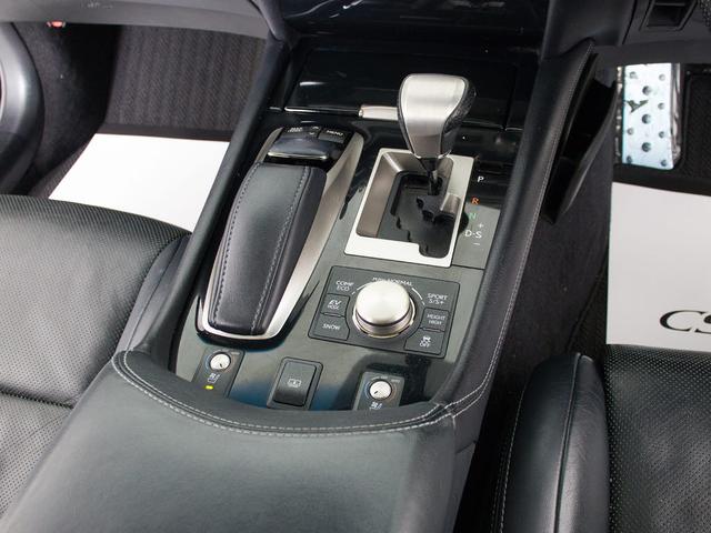 シフト周りです。スッキリとしつつも高級感や操作性を損なわない作りとなって参ります。