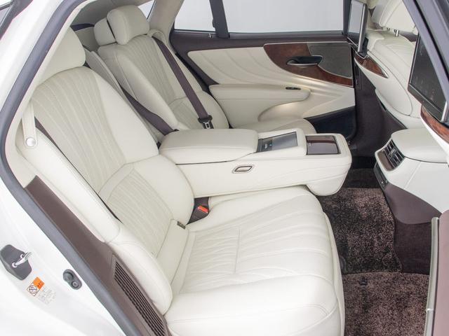 ＬＳ ＬＳ５００ｈ　エグゼクティブ　（禁煙車）（ＴＲＤフルエアロ）（４本出しマフラー）（白本革）（サンルーフ）（マークレビンソン）（リアエンター）（デジタルインナーミラー）（パノラミックビュー）（セーフティシステム＋Ａ）（電動トランク）（31枚目）