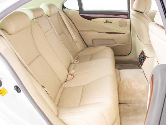 LS LS460 バージョンC Iパッケージ (サンルーフ)(パワートランク)(クリアランスソナー)(本革)(エアシート)(シートヒーター)(オートクルーズ)(HDDマルチナビ)(カラーバックモニター)(Bluetooth)(CD&DVD再生可)(25枚目)