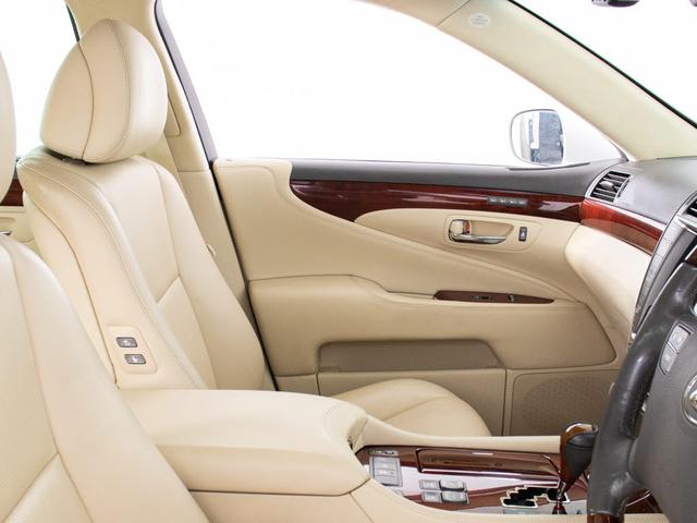 LS LS460 バージョンC Iパッケージ (サンルーフ)(パワートランク)(クリアランスソナー)(本革)(エアシート)(シートヒーター)(オートクルーズ)(HDDマルチナビ)(カラーバックモニター)(Bluetooth)(CD&DVD再生可)(27枚目)