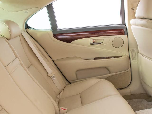 LS LS460 バージョンC Iパッケージ (サンルーフ)(パワートランク)(クリアランスソナー)(本革)(エアシート)(シートヒーター)(オートクルーズ)(HDDマルチナビ)(カラーバックモニター)(Bluetooth)(CD&DVD再生可)(28枚目)