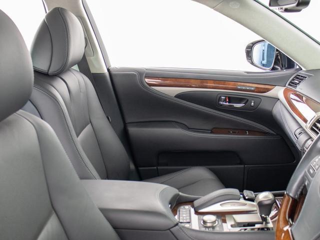 ＬＳ ＬＳ６００ｈ　バージョンＬ　（禁煙車）（全画面ＳＤナビ）（サンルーフ）（レーダークルーズ）（プリクラッシュ）（ＢＳＭ）（点検記録簿１６枚）（パワートランク）（黒本革）（後席コントロールパネル）（シートヒーター）（エアシート）（16枚目）