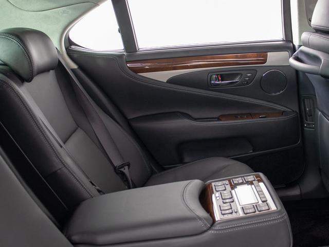 ＬＳ ＬＳ６００ｈ　バージョンＬ　（禁煙車）（全画面ＳＤナビ）（サンルーフ）（レーダークルーズ）（プリクラッシュ）（ＢＳＭ）（点検記録簿１６枚）（パワートランク）（黒本革）（後席コントロールパネル）（シートヒーター）（エアシート）（17枚目）