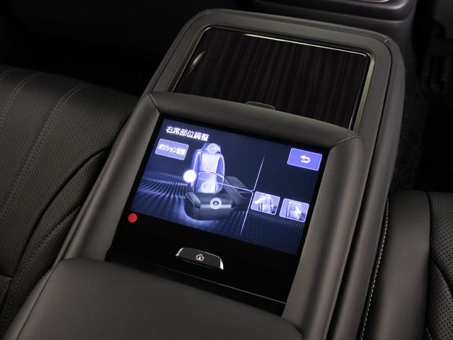 ★後席もＶＩＰ装備！後席センターコンソールの画像です！こちらのお車には、後席にもパワーシートが装備されています！更にオーディオなども後席から操作出来るなど豪華！ゲストに喜んで頂ける装備ですね！