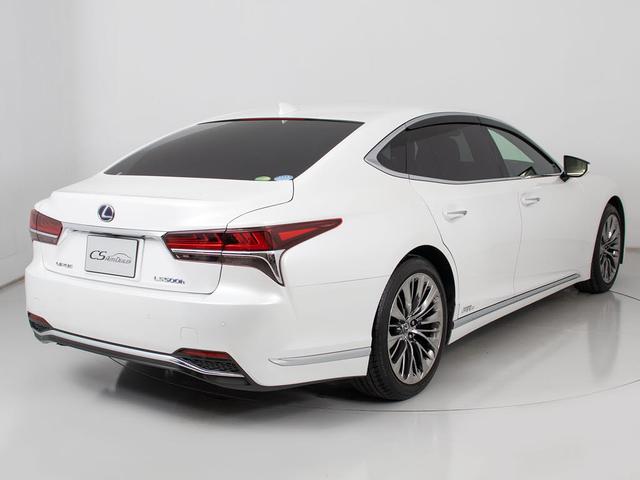 個性的なリアビューで御座います。精悍な佇まいは高級車ならではです。