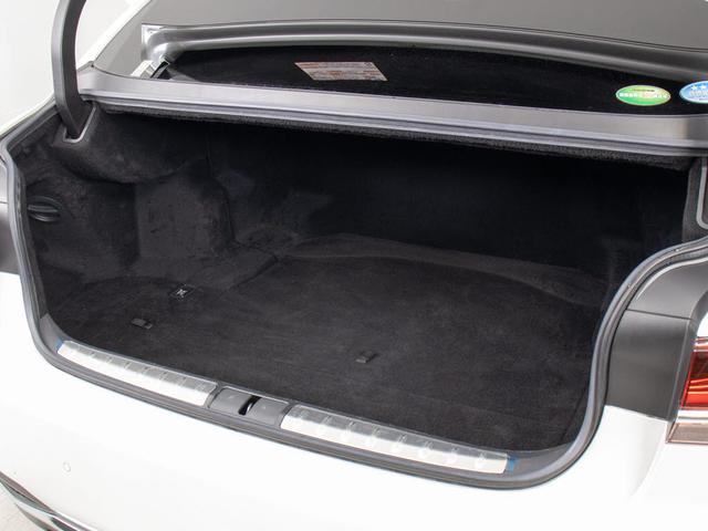 トランクが狭いと思っておりませんか？実際は大容量トランクです！旅行等の長距離ドライブも快適です！また、屋根付きスペースを完備しておりますので、夜間でも、雨でも雪の日だってゆっくりご覧頂けます。