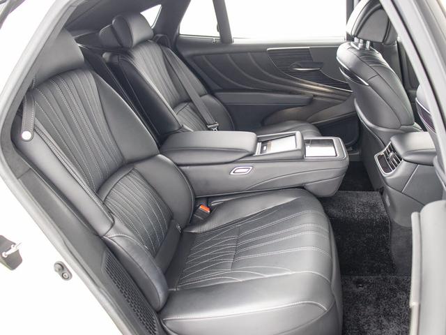 高級感をさらに高める黒本革シート搭載！！今では三大人気装備の一つとなり車内状態もとても良好です。お好みのシートカラー（赤、白、青等々）への変更も可能となります。