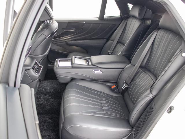 高級感をさらに高める黒本革シート搭載！！今では三大人気装備の一つとなり車内状態もとても良好です。お好みのシートカラー（赤、白、青等々）への変更も可能となります。