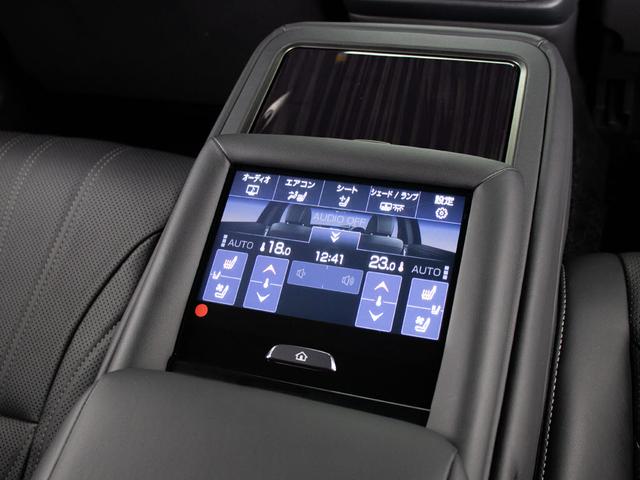 ★後席もＶＩＰ装備！後席センターコンソールの画像です！こちらのお車には、後席にもパワーシートが装備されています！更にオーディオなども後席から操作出来るなど豪華！ゲストに喜んで頂ける装備ですね！